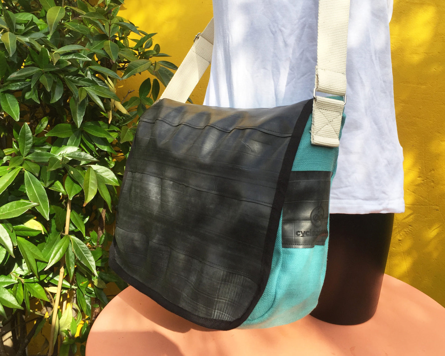 MESSENGER BAG - by CoG